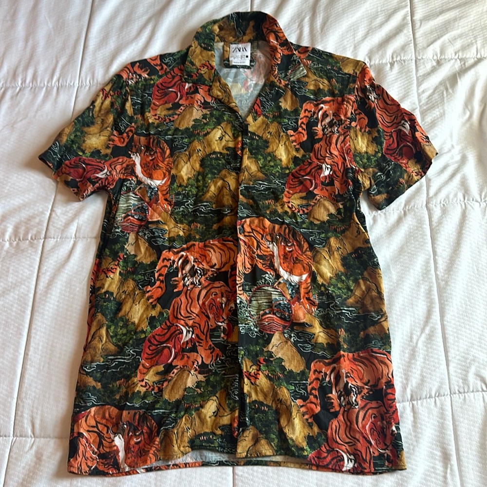 Men’s Zara Size Small Tiger Print Button Up